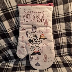 Epcot International Food & Wine Festival 2019 Oven Mitt White/Pink Chef Mickey